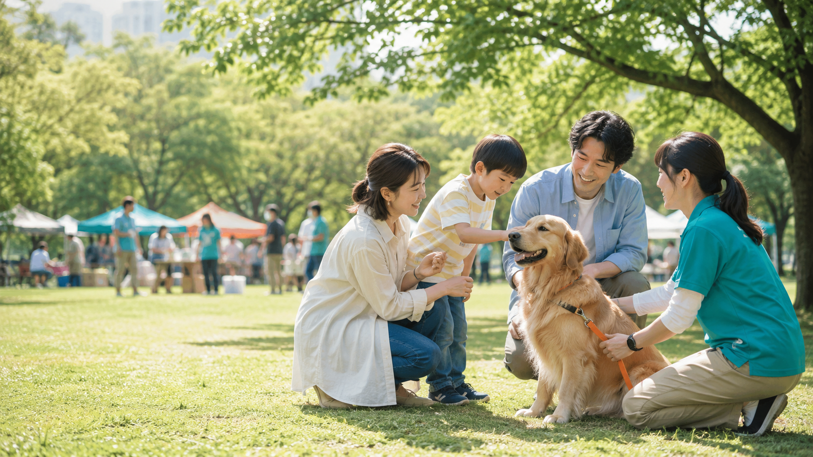 公園の地域イベントで、家族が犬とふれあう様子